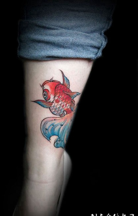 脚踝处彩绘小金鱼纹身图案