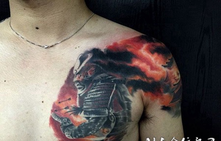 战火连天，半甲个性武士彩绘纹身
