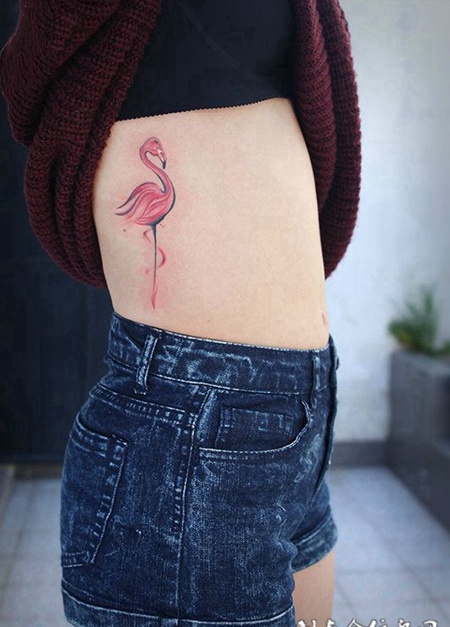 独立之美，腰部火烈鸟彩绘纹身
