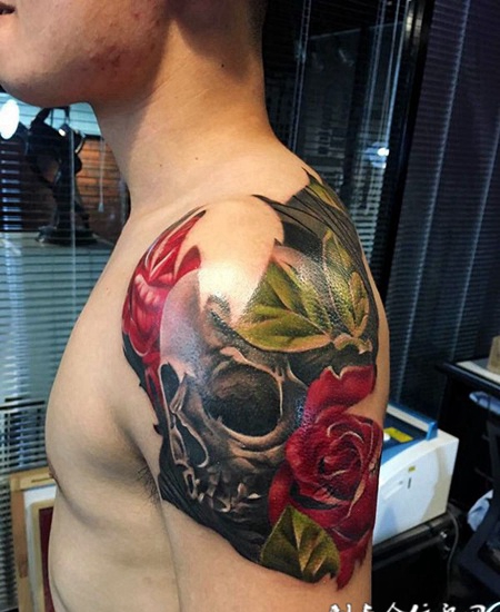 美丽的腐朽，手臂玫瑰与骷髅彩绘纹身