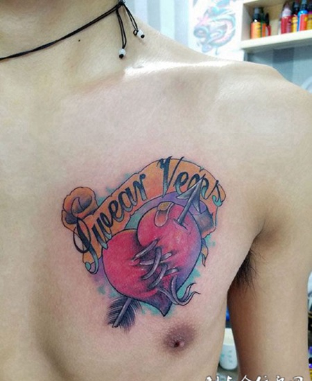 受伤的心，胸部彩绘心形纹身图案