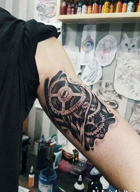 手臂内侧机械齿轮纹身图案