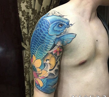 招财有道，大臂招财锦鲤彩绘纹身