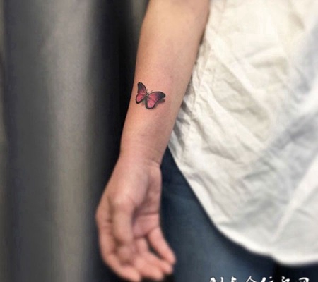 彩蝶翩翩，手臂3D蝴蝶彩绘纹身