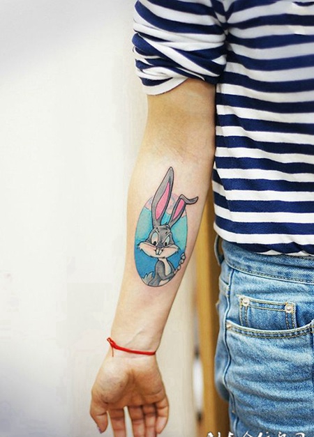 童话中的小可爱，手臂兔八哥卡通纹身
