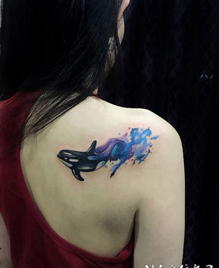 蓝色精灵，后背可爱小鲸鱼彩绘纹身