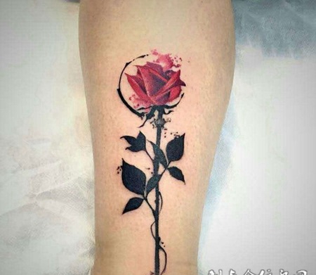 蔷薇之恋，腿部好看的玫瑰花彩绘纹身