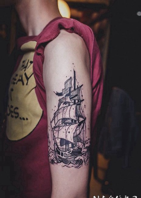 刺破碧浪，手臂帆船纹身图案