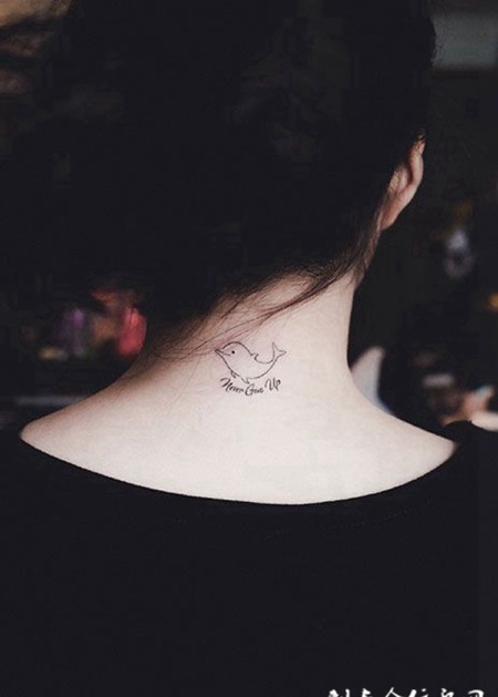 女生后颈可爱小海豚纹身图案