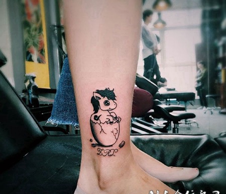 破蛋而出，脚踝小独角兽纹身图案