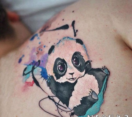 可爱小国宝，后背熊猫彩绘纹身