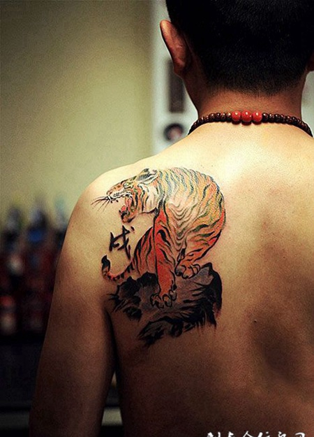 后肩猛虎下山纹身图案