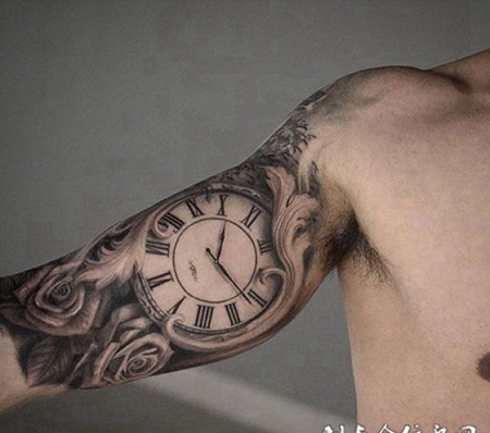 时来运转，手臂玫瑰与时钟纹身
