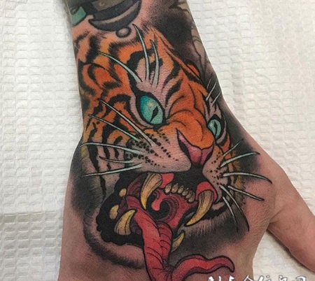 猛虎之吼，手背newschool风格虎头纹身
