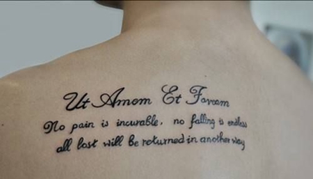 背部拉丁文纹身图片