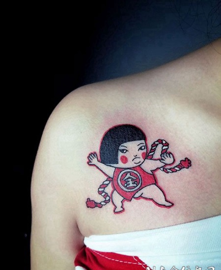 女生披肩处胖娃娃纹身图案
