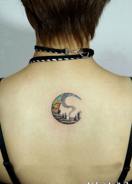 后背绚炫丽星空月亮纹身图案