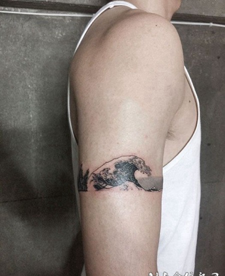 手臂个性海浪臂环纹身图案