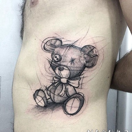 侧腰可爱的小熊布偶纹身图案