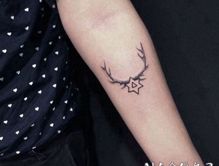 手臂六芒星与鹿首纹身图案