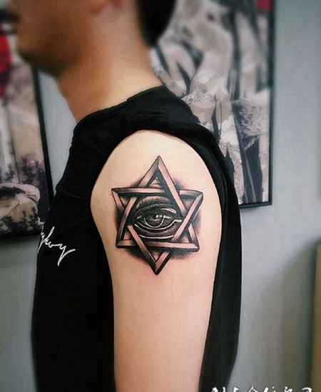 手臂六芒星的上帝之眼纹身图案