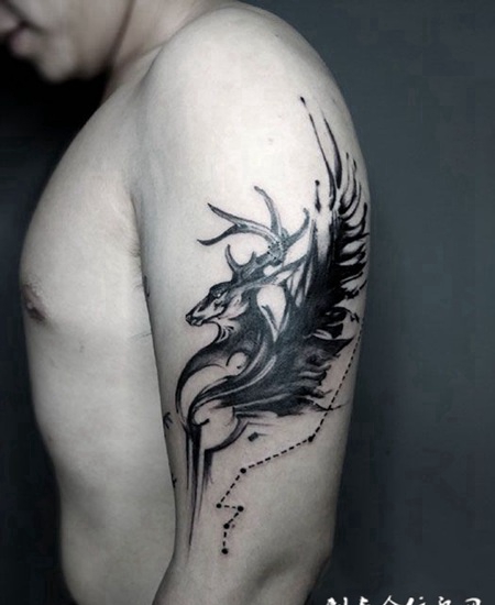 手臂飞翔的麋鹿纹身图案