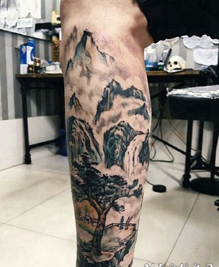山水如画，腿部山水纹身图案