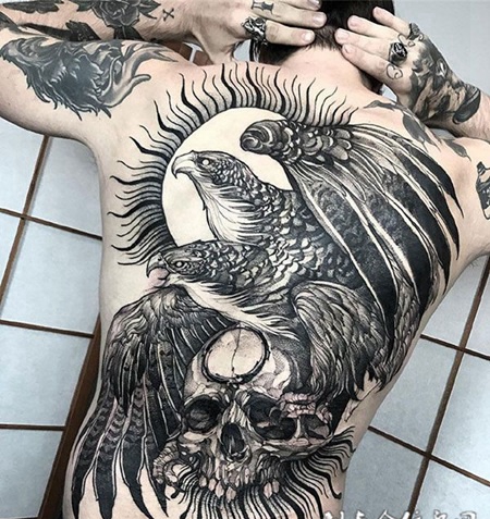 鹰击长空，满背老鹰与骷髅纹身图案