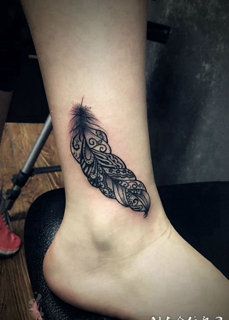 轻羽含情，脚踝个性羽毛纹身