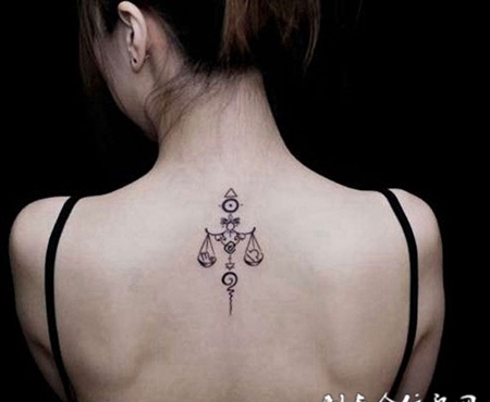 女生后背个性天秤座纹身图案