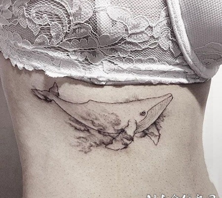 浮游巨兽，腹部简约鲸鱼纹身图案