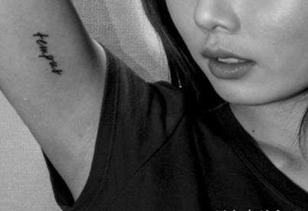 手臂内侧拉丁文纹身图片