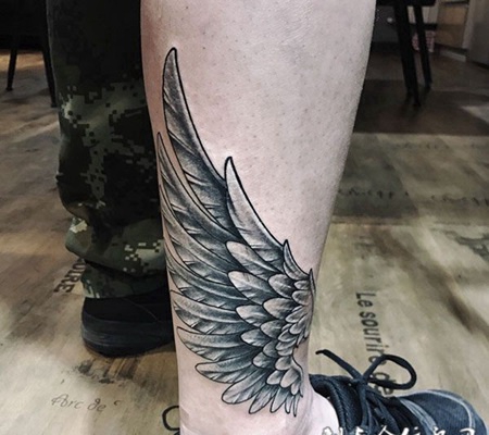 一飞冲天，腿部好看的翅膀纹身图案