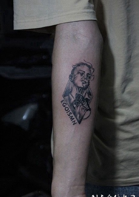 向我开枪，手臂个性纹身图案