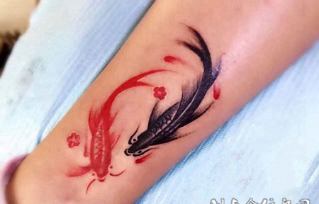 形影相随，脚踝双鱼纹身图案