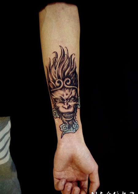 桀骜不羁，手腕斗战胜佛纹身图案