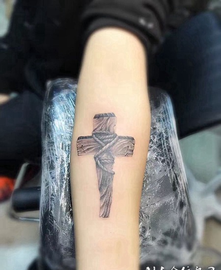 信仰的束缚，手臂十字架个性纹身