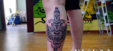 兽王咆哮，小腿虎头与匕首个性纹身
