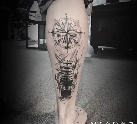 腿部好看的帆船与指南针纹身图案