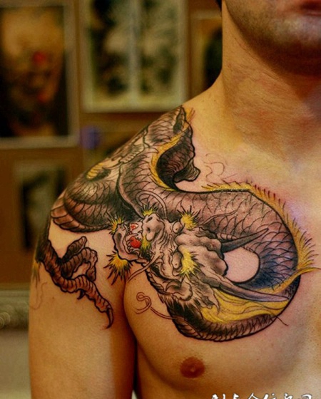 游龙飞天，个性过肩龙纹身图案