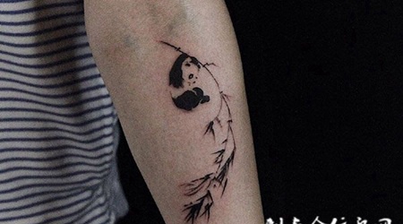 其乐无穷，手臂小熊猫黑灰纹身
