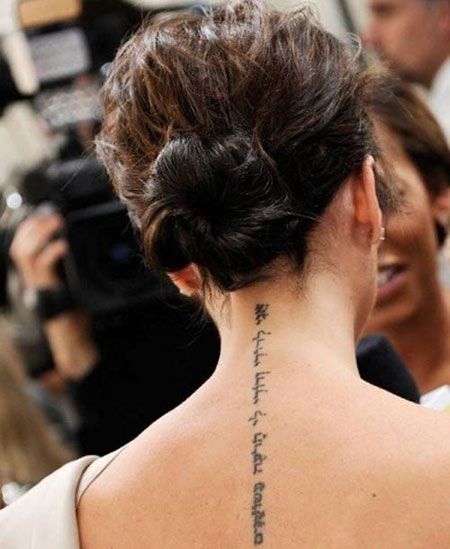 颈部性感拉丁文纹身图案