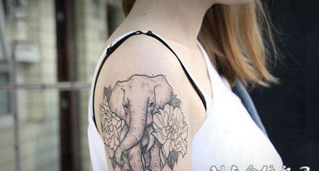 花间穿行，手臂大象与牡丹小清新纹身