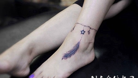 飘荡的美，个性羽毛脚链纹身图案