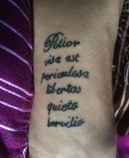 手臂经典拉丁文纹身图片