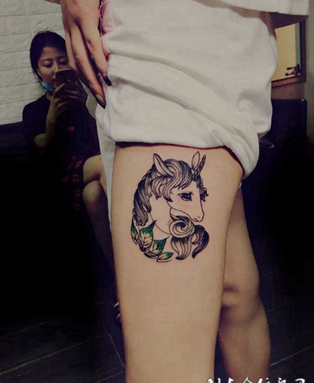 腿部美丽的独角兽纹身图案