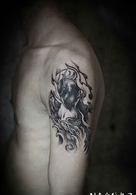 手臂云雾缭绕的仙鹤纹身图案