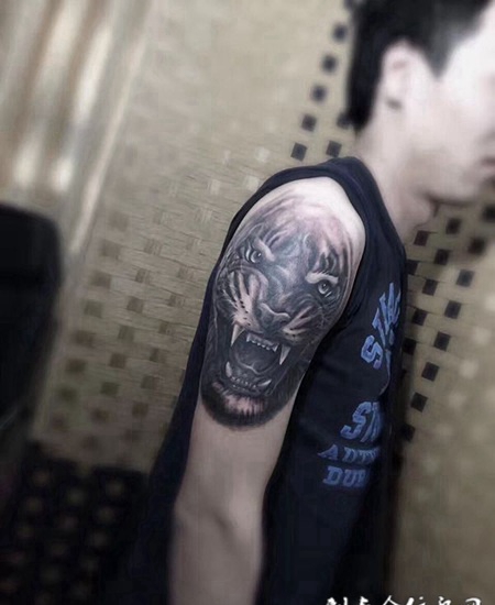 兽王咆哮，手臂黑灰写实虎头纹身