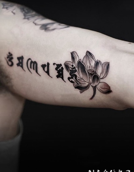 梵音不绝，手臂莲花与梵文纹身图案