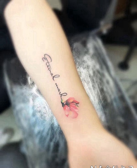 爱之花语，手臂鲜花与英文纹身